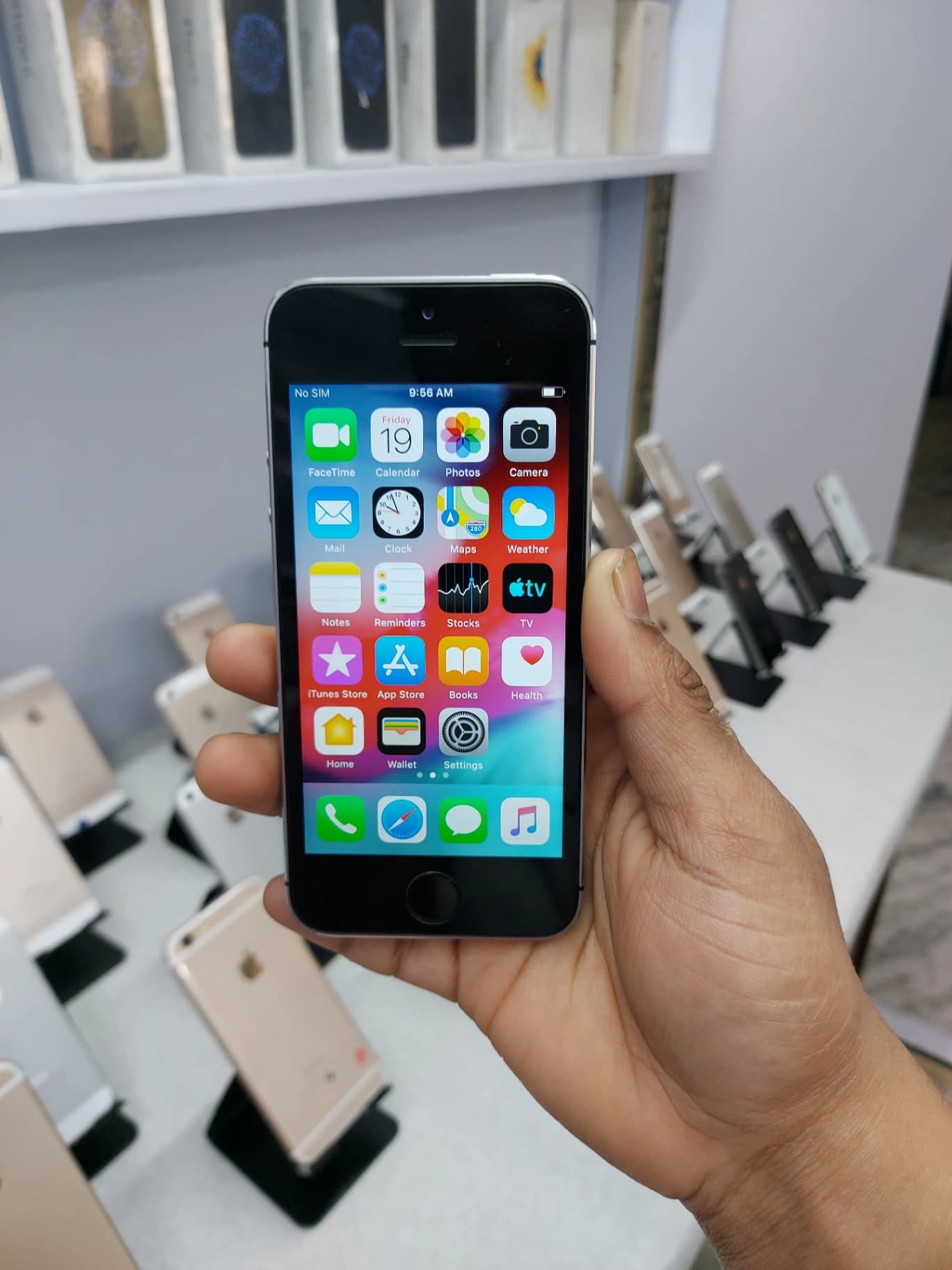 Apple iPhone 5S 32GB - Box Packed New with 1 Year Seller Warranty